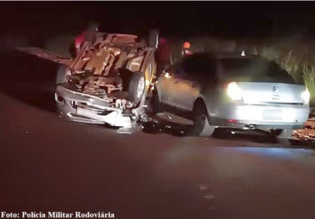 MOTOCICLISTA MORRE APÃS COLIDIR COM CAVALO NA SP-613; OUTROS VEÃCULOS TAMBÃM SE ENVOLVERAM NO ACIDENTE