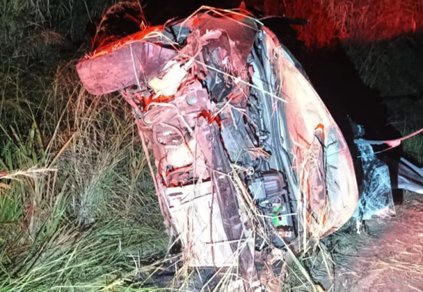 Capotamento deixa duas pessoas feridas em Lucélia