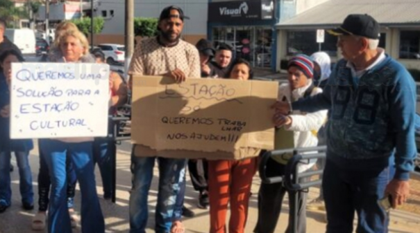 Camelôs de Marília protestam após reintegração da ferrovia para a Rumo