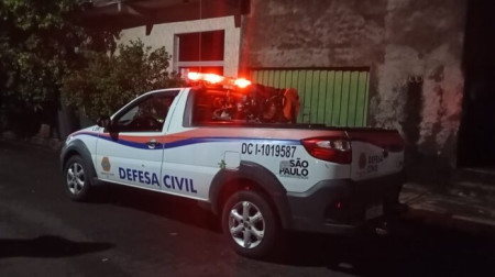 Vento forte destelha casas e derruba Ã¡rvores durante tempestade em Osvaldo Cruz