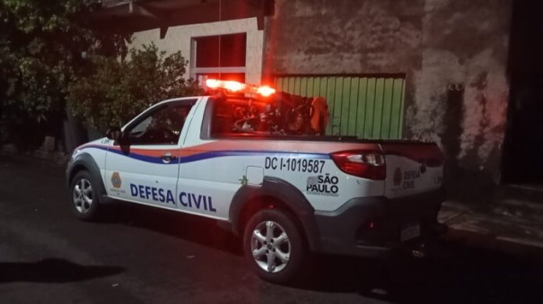 Vento forte destelha casas e derruba árvores durante tempestade em Osvaldo Cruz
