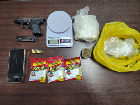 Mulher Ã© flagrada com drogas e pistola em Presidente Prudente