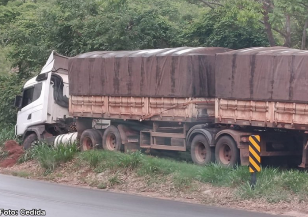 Carreta sai da pista e para a poucos metros do Rio do Peixe após manobra para evitar acidente entre Tupã e Quatá
