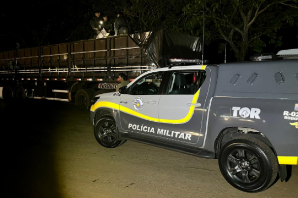 Caminhão é flagrado com 311 quilos de maconha na SP-425 em Pirapozinho