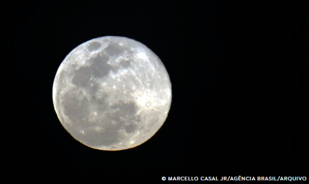 Segunda superlua de 2025 ilumina o céu nesta quarta-feira