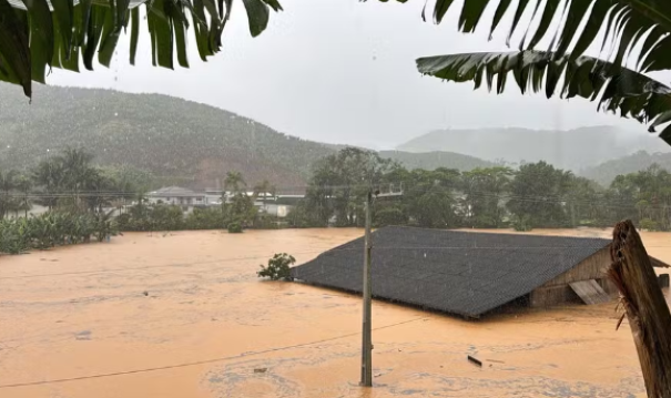 Chuvas intensas deixam seis cidades em emergência e causam estragos em SC