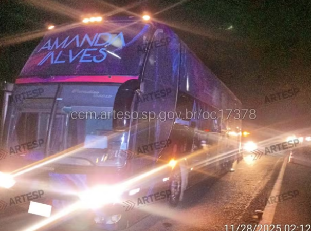 Acidente na Castelo Branco envolve ônibus da cantora Amanda Alves 