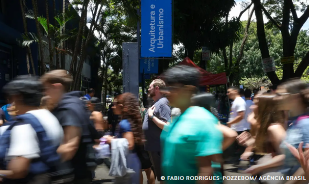 Primeiro dia do Enem 2025 registra 27% de abstenção e mais de 4,8 milhões de participantes