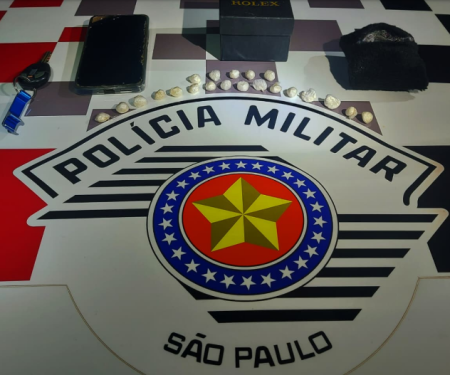 Homem Ã© flagrado vendendo cocaÃ­na e preso por trÃ¡fico em JunqueirÃ³polis