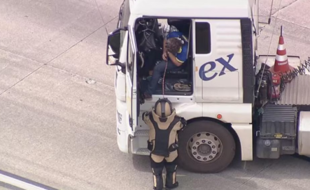 Motorista bloqueia Rodoanel com carreta; artefato na cabine era simulacro