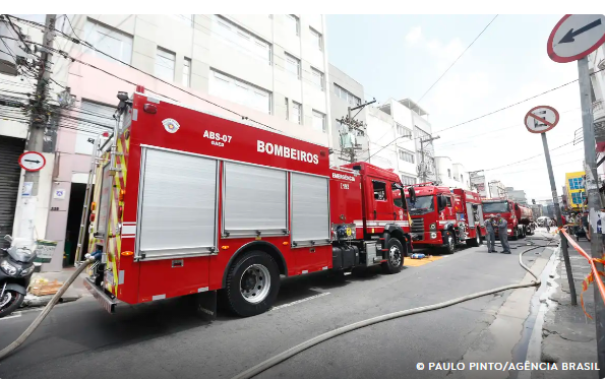 Explosão de galpão com fogos de artifício mata uma pessoa em São Paulo