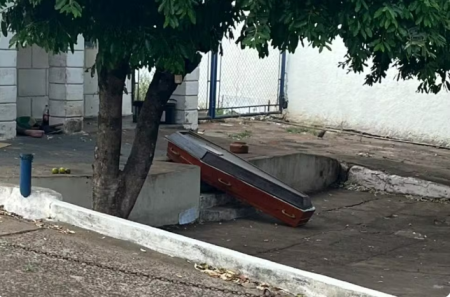 CaixÃ£o Ã© encontrado abandonado em avenida de Presidente Prudente