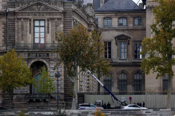 Ladrões roubam joias históricas no Louvre em ação de poucos minutos