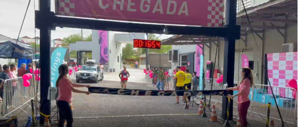 Mais de 400 pessoas participam da 2ª Corrida Solidária Trinys Running 5k em apoio ao Outubro Rosa em Osvaldo Cruz