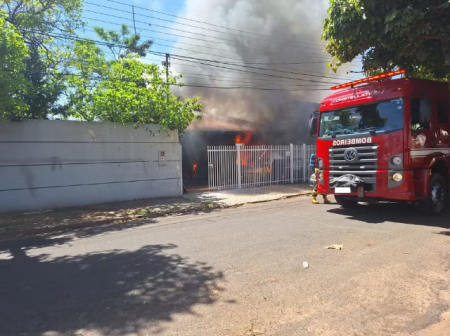 IncÃªndio de grandes proporÃ§Ãµes destrÃ³i casa em Presidente Prudente