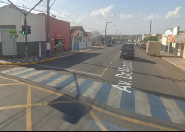 Semáforos em alerta no centro de Osvaldo Cruz exigem atenção dos motoristas