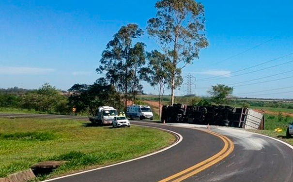 Carreta carregada com cimento tomba em Paraguaçu Paulista