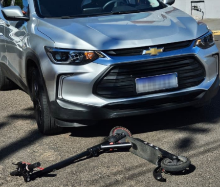 Acidente entre carro e patinete deixa adolescente ferida em Dracena