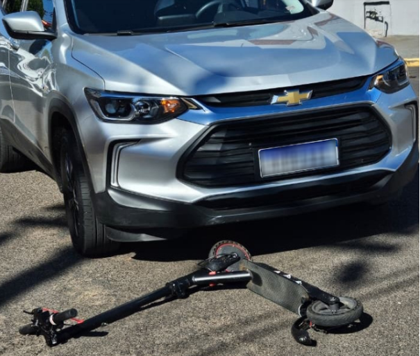 Acidente entre carro e patinete deixa adolescente ferida em Dracena