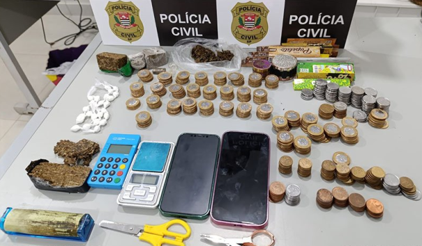 Polícia Civil prende duas pessoas por tráfico de drogas em Queiroz