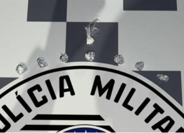 Polícia Militar prende homem por tráfico de drogas escondidas em pé de limão em Adamantina