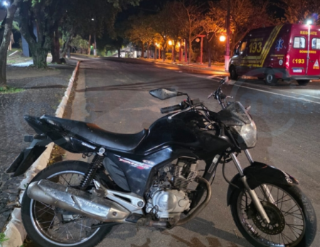 Casal fica ferido apÃ³s queda de motocicleta na PraÃ§a da ImigraÃ§Ã£o Japonesa, em TupÃ£