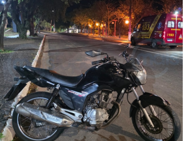 Casal fica ferido após queda de motocicleta na Praça da Imigração Japonesa, em Tupã
