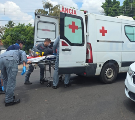 Motociclista fica ferida em acidente no centro de TupÃ£