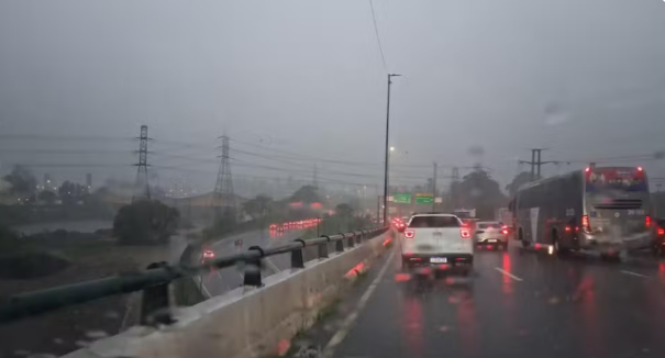 São Paulo registra alagamentos, queda de árvore e recorde de lentidão nesta quarta-feira