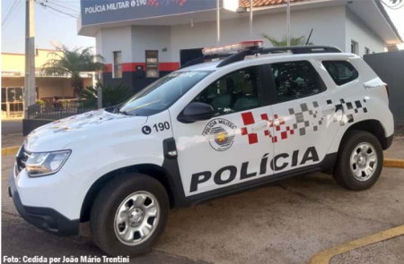 Homem ameaÃ§a esposa e filhos com faca e Ã© detido em QuatÃ¡