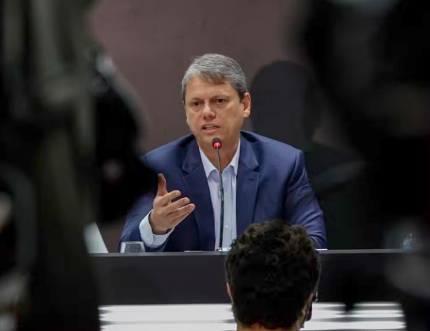 Tarcísio se desculpa por comentário sobre Coca-Cola em coletiva sobre intoxicação por metanol