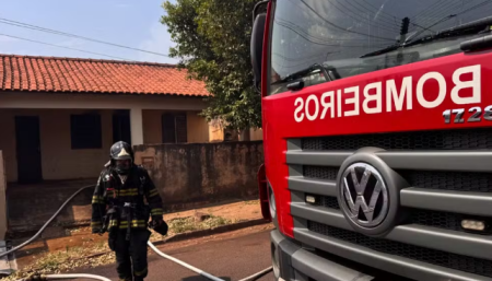 Cadeirante Ã© resgatada por vizinhos apÃ³s casa pegar fogo em Adamantina