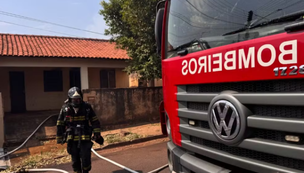 Cadeirante é resgatada por vizinhos após casa pegar fogo em Adamantina