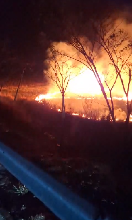 Bombeiros de Osvaldo Cruz atendem chamado para fogo em mato, ao lado do trevo principal