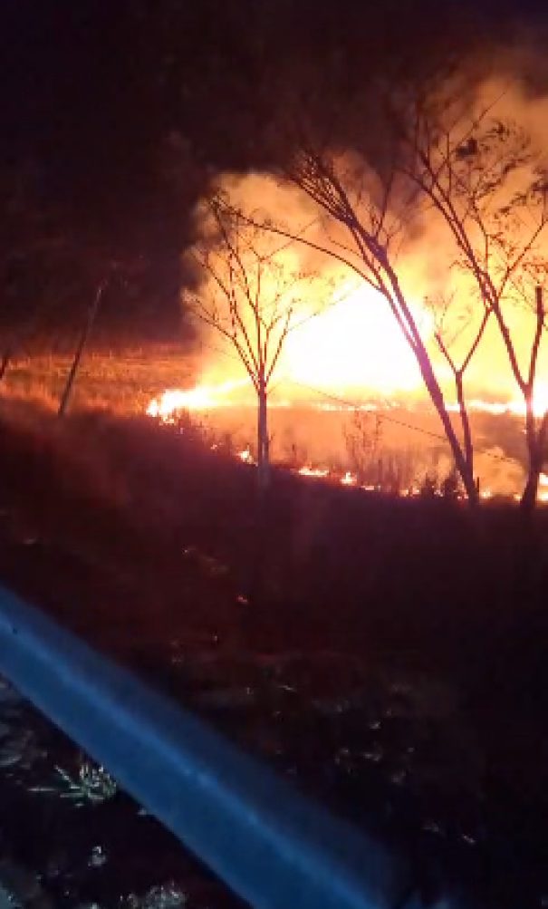 Bombeiros de Osvaldo Cruz atendem chamado para fogo em mato, ao lado do trevo principal