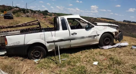 Motorista morre apÃ³s carro capotar em rodovia de Pompeia