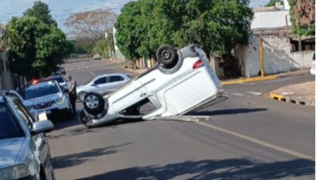 Acidente envolve dois veÃ­culos na vila Jamil de Lima: um deles capota na alameda Belo Horizonte em Adamantina