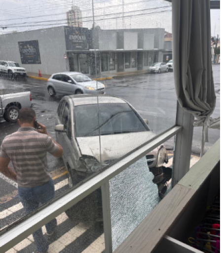 Acidente atinge fachada de loja no centro de Osvaldo Cruz