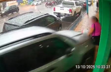 Carro invade calÃ§ada e atropela mulher em frente de loja em Adamantina