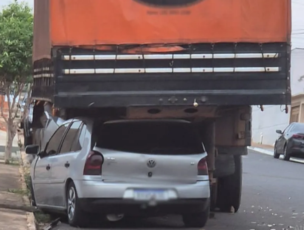 Carro colide com semirreboque estacionado em Pacaembu