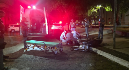 Motociclista fica ferido apÃ³s bater em poste em TupÃ£