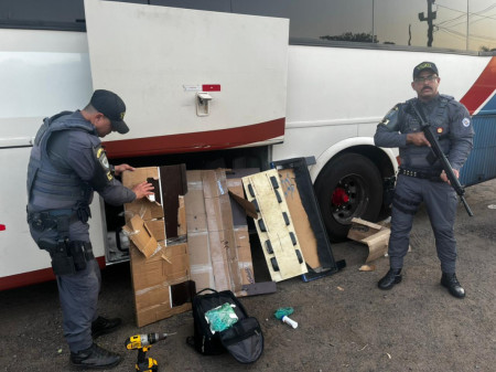 PM RodoviÃ¡ria apreende quase 21 kg de maconha transportados por bolivianos em Ã´nibus