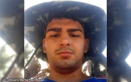 Jovem morre apÃ³s moto colidir em caminhÃ£o estacionado em avenida de MarÃ­lia