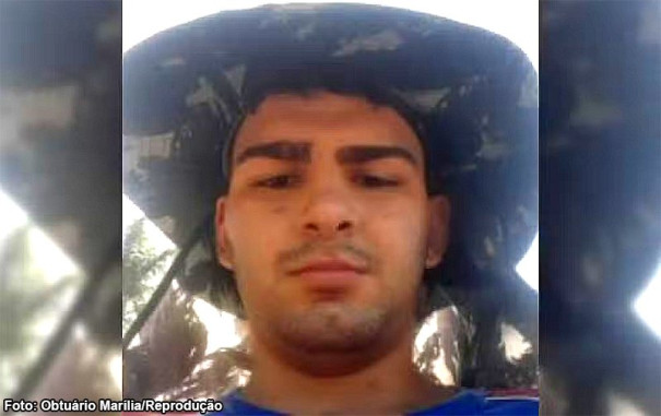 Jovem morre após moto colidir em caminhão estacionado em avenida de Marília