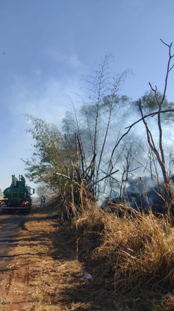 Bombeiros de Osvaldo Cruz e Defesa Civil combatem incêndio em Rínópolis