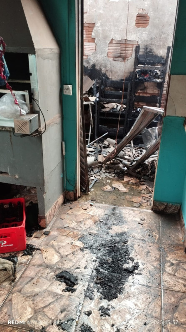 Incêndio destruiu um quarto nos fundos de residência , em Salmourão