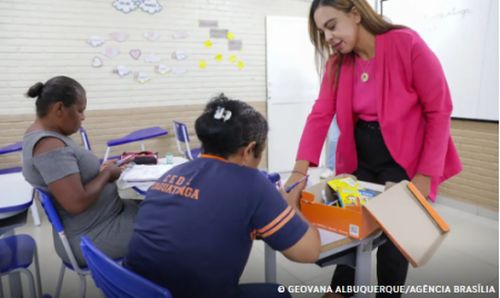 Brasil avanÃ§a, mas ainda tem 4,2 milhÃµes em atraso escolar