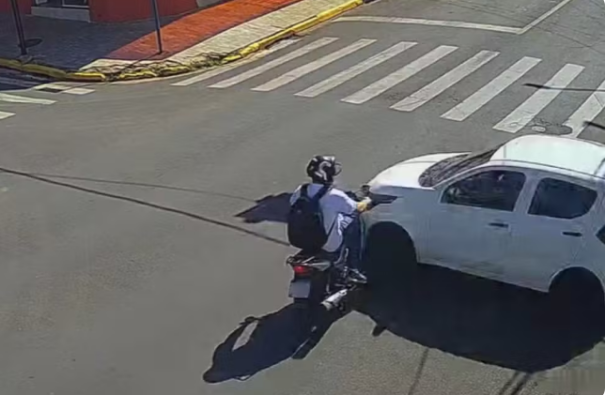 Motociclista fica ferido após ser atingido por carro em cruzamento no interior de SP