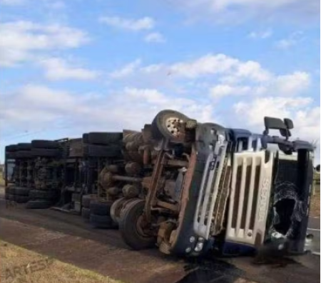 Carreta carregada com madeira tomba e interdita rodovia em ParaguaÃ§u Paulista