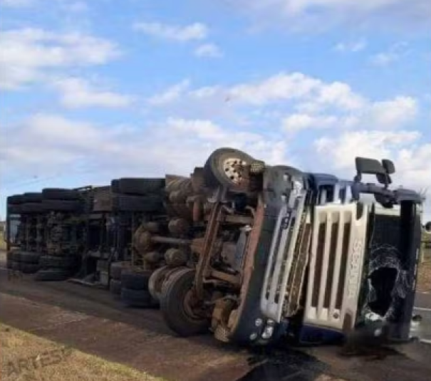 Carreta carregada com madeira tomba e interdita rodovia em Paraguaçu Paulista